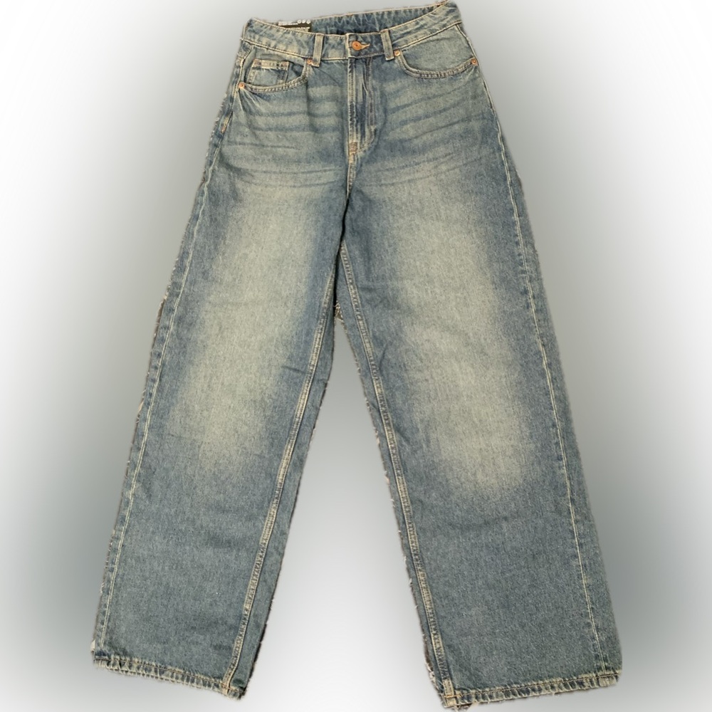Cute 90s baggy jeans style from H&M